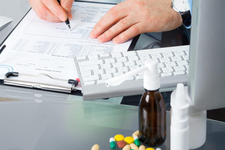 Lekarz analizujący warunki przechowywania leków, które definiuje rozporządzenie w sprawie przechowywania leków