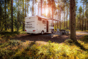 Camper stojący w lesie bo kierowca sprawdza co Instrukcja obsługi kampera w chmurze mówi na temat obsługi toalety