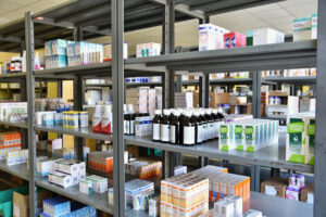 Półka z lekami, która pokazuje przeciętne warunki przechowywania produktów leczniczych i wyrobów medycznych