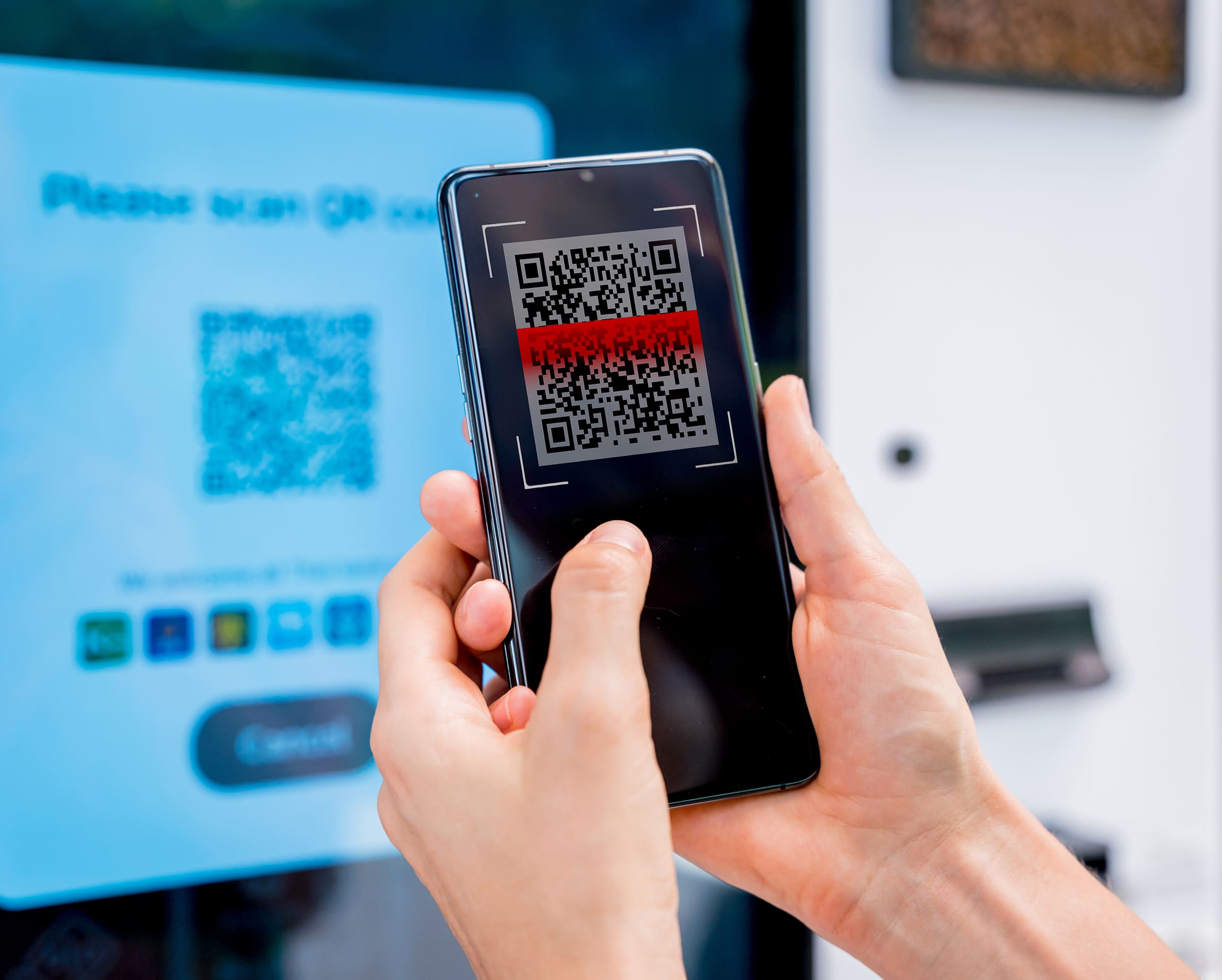 osoba skanująca telefonem kod qr za którym kryje się cyfrowy paszport produktu